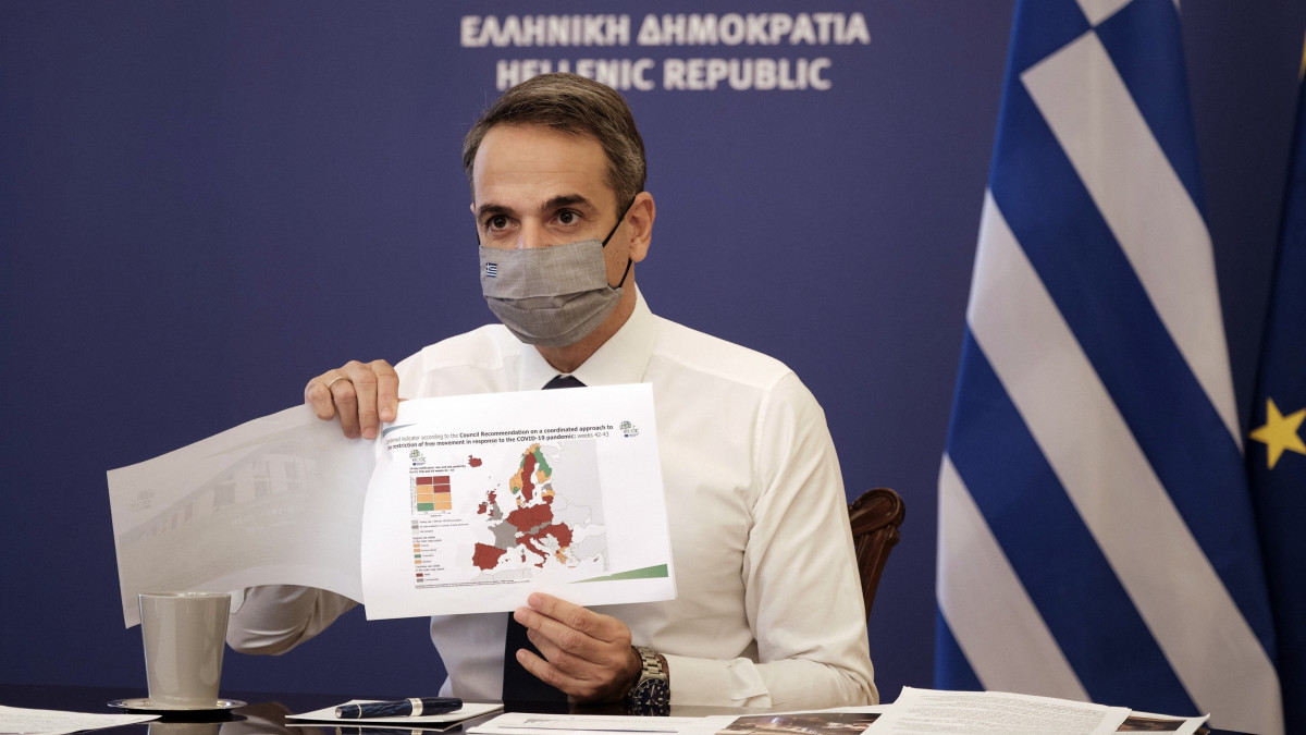 A görög miniszterelnöki hivatal sajtóirodája által közreadott képen Kiriákosz Micotákisz görög miniszterelnök Európa térképét mutatja a koronavírus-járvánnyal kapcsolatos intézkedésekről szóló sajtótájékoztatón Athénban 2020. november 5-én. A görög kormányfő bejelentette, hogy az országban november 7-től háromhetes, országos kijárási korlátozást rendelnek el. Ez idő alatt a görög lakosok nem hagyhatják el otthonukat, csak úgy, hogy a mobiltelefonjukon hatósági engedélyt kapnak erre sms üzenetben.