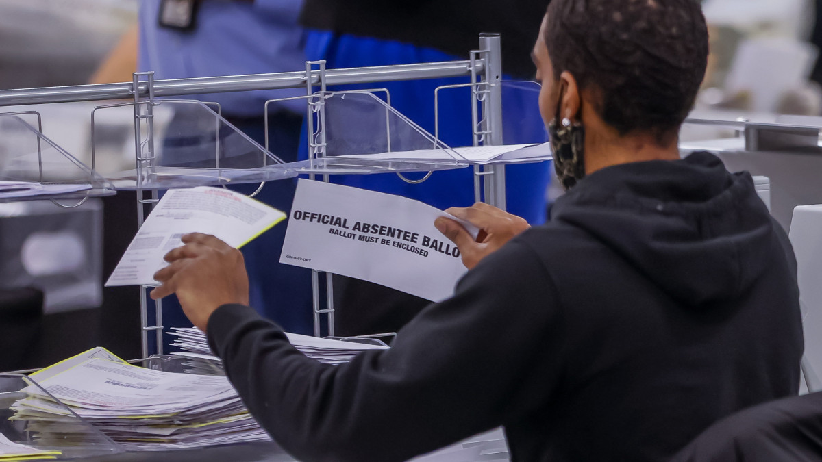 A november 3-i amerikai elnökválasztásra, valamint kongresszusi választásokra beküldött levélszavazatokat dolgozzák fel Atlantában 2020. november 4-én.