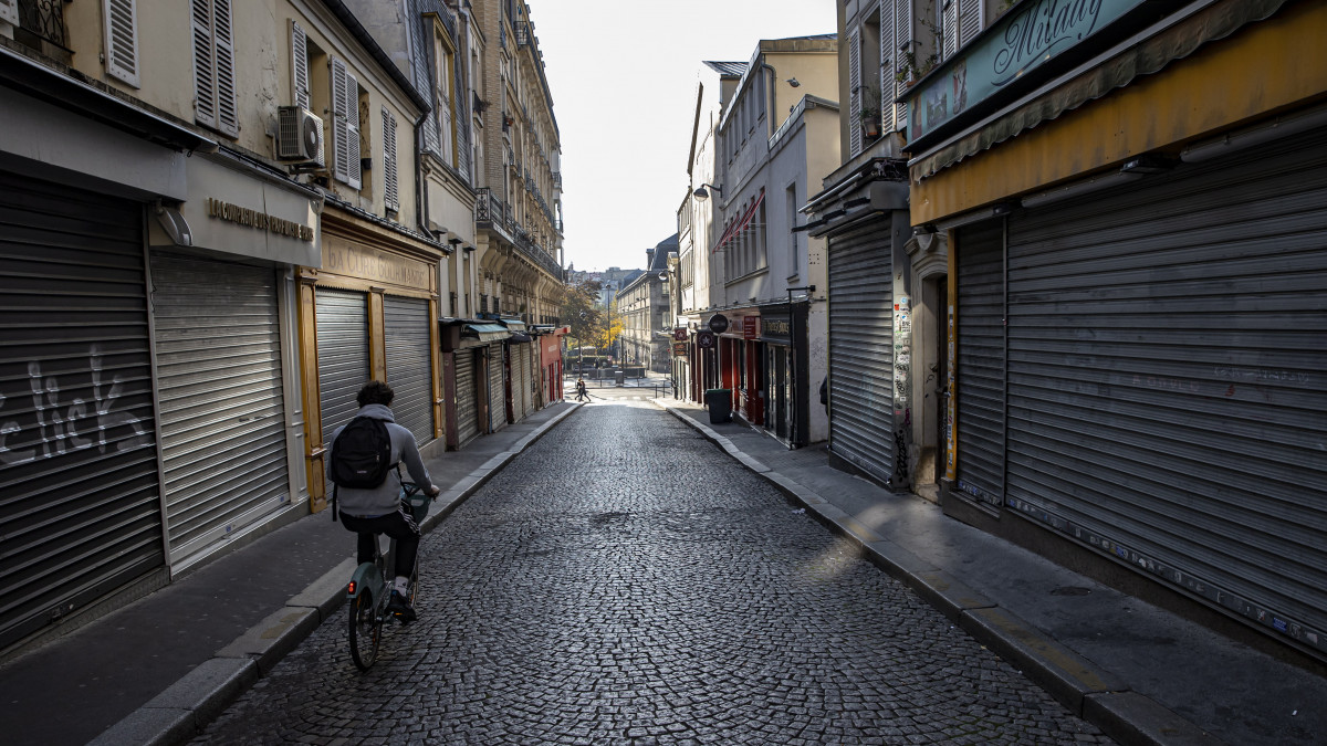Zárva tartó  üzletek a francia főváros Montmarte negyedében 2020. november 5-én, a koronavírus-járvány második hullámának erősödése miatt elrendelt korlátozások idején. Franciaországban 38 674-ra emelkedett a Covid-19 fertőzésben elhunytak száma.