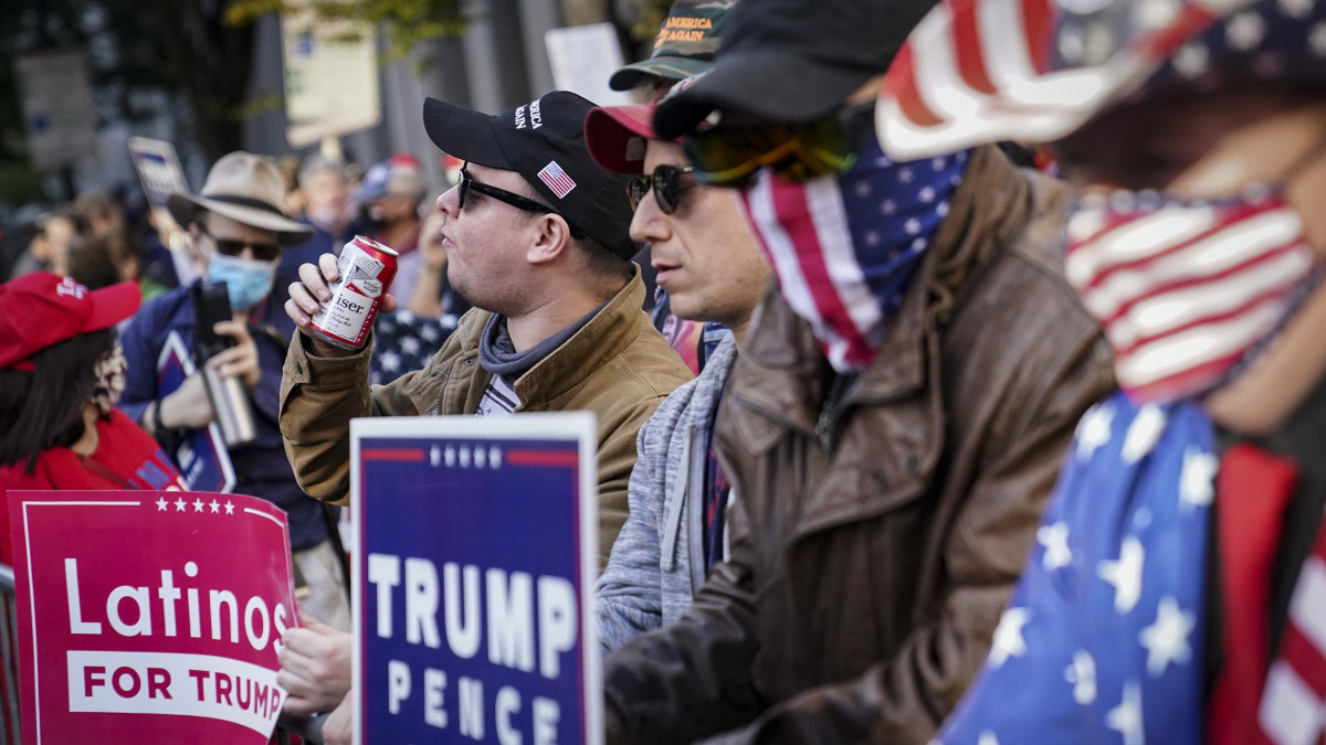 Donald Trump amerikai elnök szimpatizánsai a philadelphiai Kongresszusi Központ előtt gyülekeznek, miközben várják a szavazatszámlálás eredményét 2020. november 6-án, három nappal az amerikai elnök-, valamint képviselőházi és részleges szenátusi választások után.