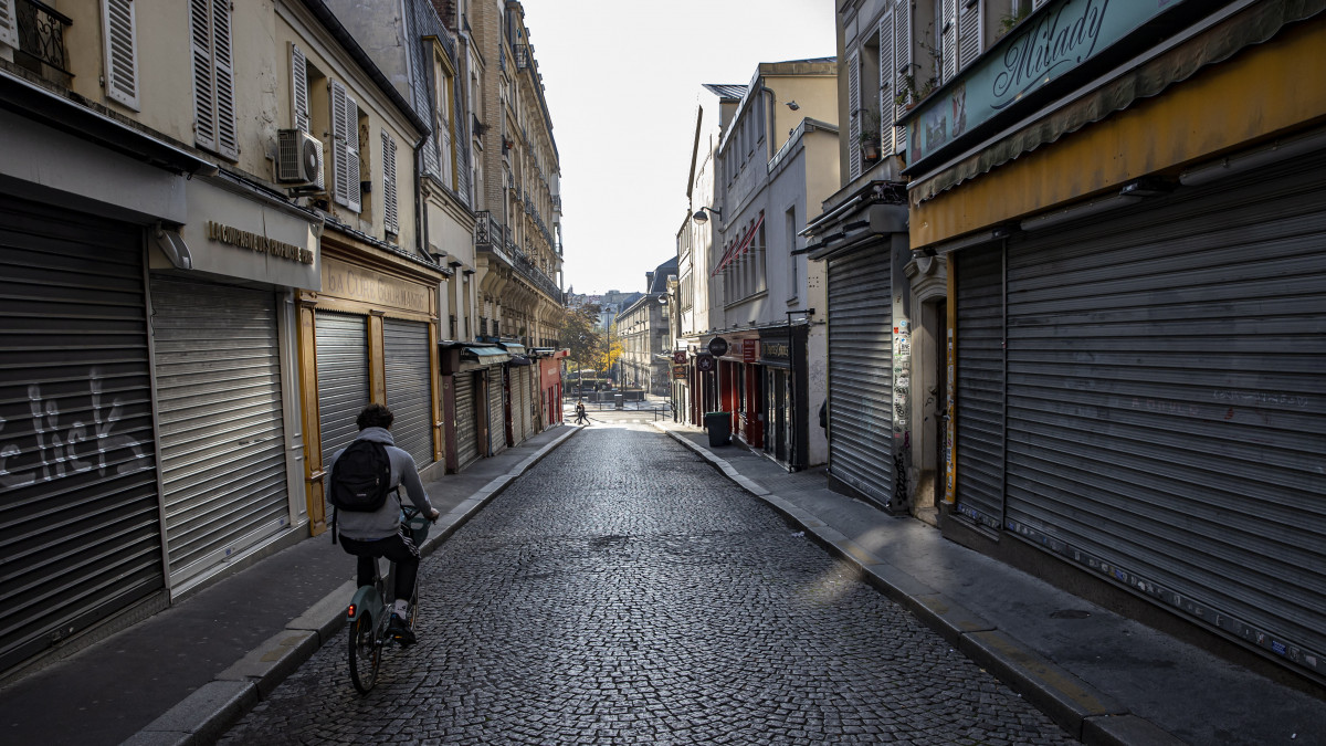 Zárva tartó üzletek a francia főváros Montmarte negyedében 2020. november 5-én, a koronavírus-járvány második hullámának erősödése miatt elrendelt korlátozások idején. Franciaországban 38 674-ra emelkedett a Covid-19 fertőzésben elhunytak száma.