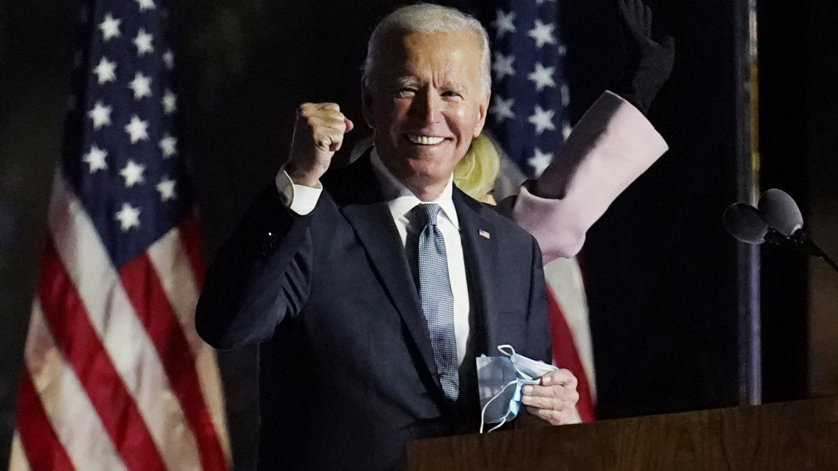 2020. november 4-én a Delaware állambeli Wilmingtonban készített kép Joe Bidenről, az amerikai Demokrata Párt elnökjelöltjéről, volt alelnökről egy nappal az amerikai elnök-, valamint képviselőházi és részleges szenátusi választások után. A CNN november 7-i közleménye szerint Joe Biden demokrata párti elnökjelölt megnyerte az amerikai elnökválasztást, miután Pennsylvaniában is ő kapta a legtöbb szavazatot.