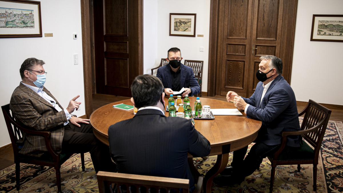 A Miniszterelnöki Sajtóiroda által közreadott képen Orbán Viktor miniszterelnök (j) Parragh Lászlóval, a Magyar Kereskedelmi és Iparkamara (MKIK) elnökével (b) tanácskozik a Karmelita kolostorban 2020. november 8-án. Szemben Rogán Antal, a Miniszterelnöki Kabinetirodát vezető miniszter (k), háttal Nagy Márton miniszterelnöki megbízott, gazdaságpolitikai tanácsadó.