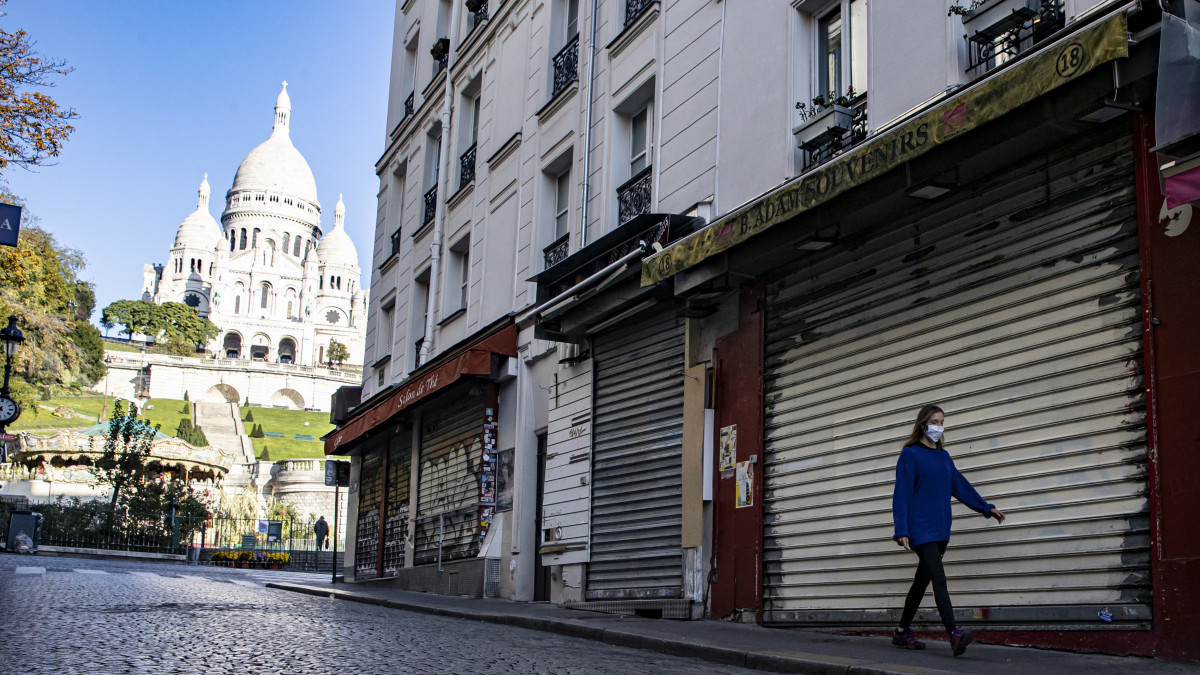 Zárva tartó üzletek a francia főváros Montmarte negyedében 2020. november 5-én, a koronavírus-járvány második hullámának erősödése miatt elrendelt korlátozások idején. Franciaországban 38 674-ra emelkedett a Covid-19 fertőzésben elhunytak száma. A háttérben a Sacre-Coeur-székesegyház.