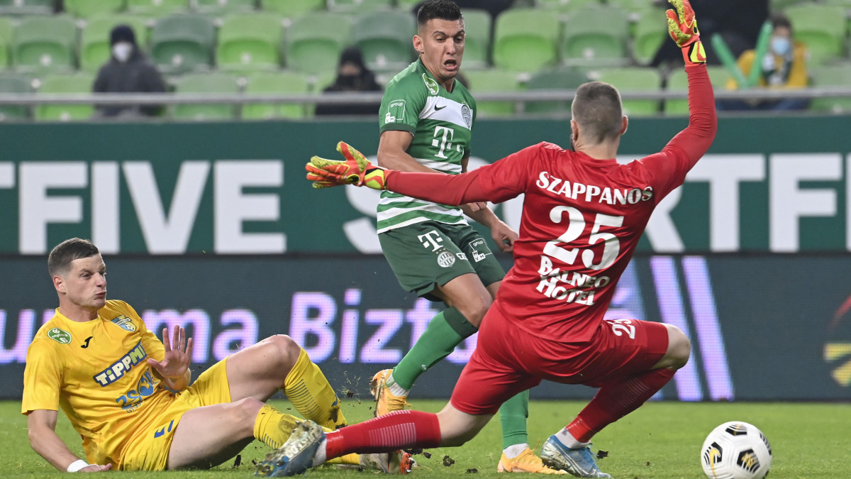 A ferencvárosi Myrto Uzuni (k) gólt lő, mellette a mezőkövesdi  Jurij Nesterov (b) és Szappanos Péter az OTP Bank Liga 10. fordulójában játszott Ferencvárosi TC - Mezőkövesd Zsóry FC labdarúgó-mérkőzésen a fővárosi Groupama Arénában 2020. november 8-án.