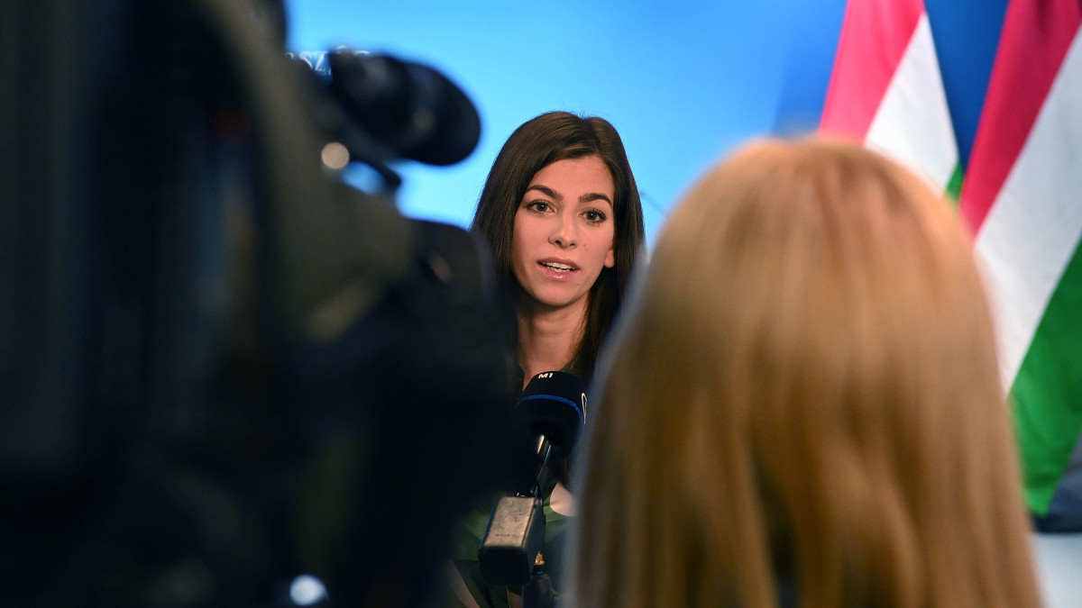 Szentkirályi Alexandra kormányszóvivő nyilatkozik az MTV European Music Awards (MTV EMA) gáláról a Miniszterelnöki Kabinetiroda Garibaldi utcai sajtótermében 2020. november 9-én. A november 8-án tartott online díjátadón hivatalosan bejelentették, hogy az MTV EMA házigazdája 2021-ben ismét Budapest lesz.