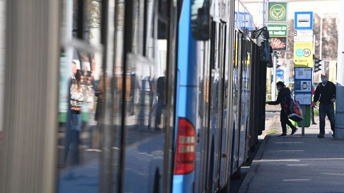 Utasok szállnak fel egy metrópótló buszra a Nagyvárad téren 2020. november 7-én. Megkezdődött a 3-as metróvonal rekonstrukciójának utolsó üteme a belvárosi szakaszon, ezért a metró nem jár a Lehel tér és a Nagyvárad tér között, helyette pótlóbuszokkal lehet közlekedni. A vonalszakasz felújítása a tervek szerint másfél évig tart.