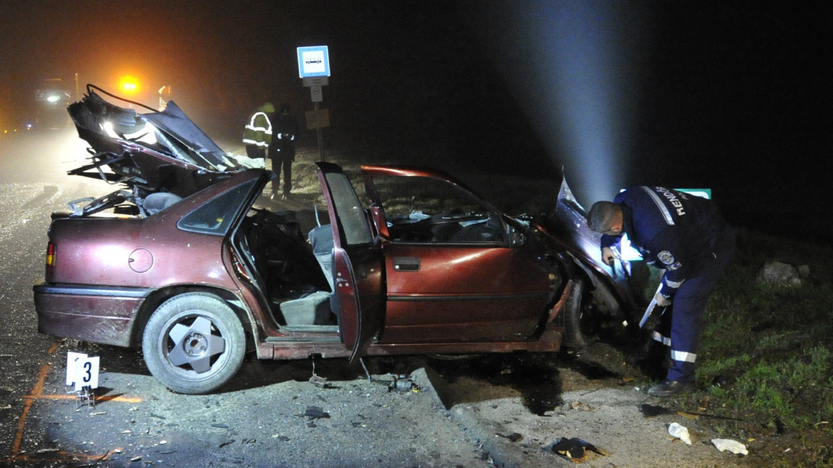 Összeroncsolódott személygépkocsi, miután kamionnal ütközött az 51-es főúton Áporkánál 2020. november 10-én. A balesetben a személygépjármű sofőrje életét vesztette.
