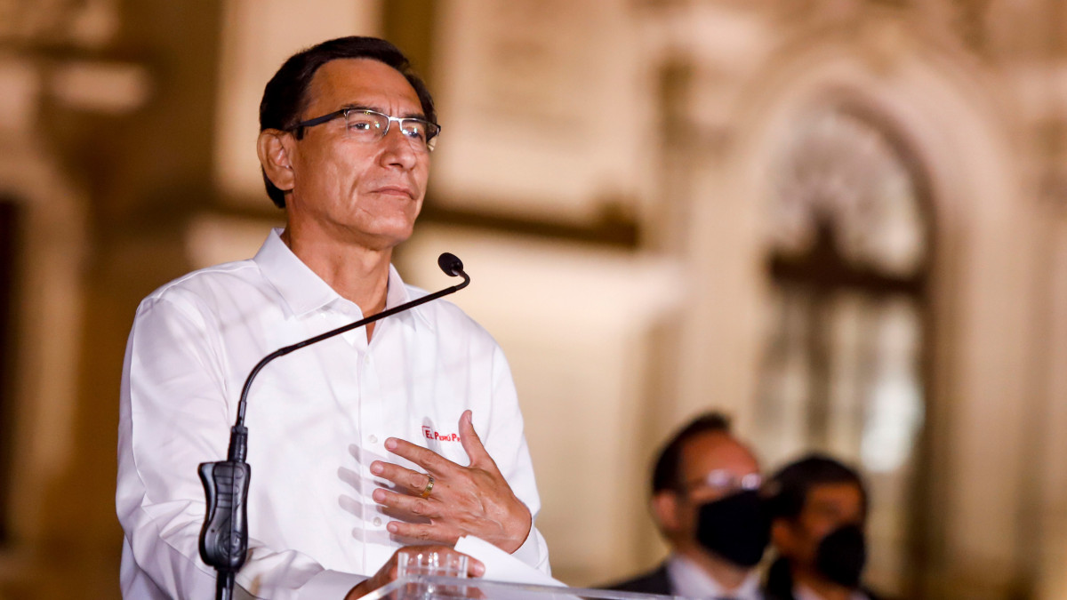 A perui elnöki hivatal által közreadott képen a korrupcióval gyanúsított Martín Vizcarra perui elnök beszédet mond az elnöki palota épülete előtt Limában 2020. november 9-én, miután a törvényhozás megszavazta elmozdítását posztjáról egy alkotmányos vádeljárás keretében. Az államfő feladatait a 2021 júliusában lejáró hivatali idő végéig Manuel Merino parlamenti házelnök látja el.