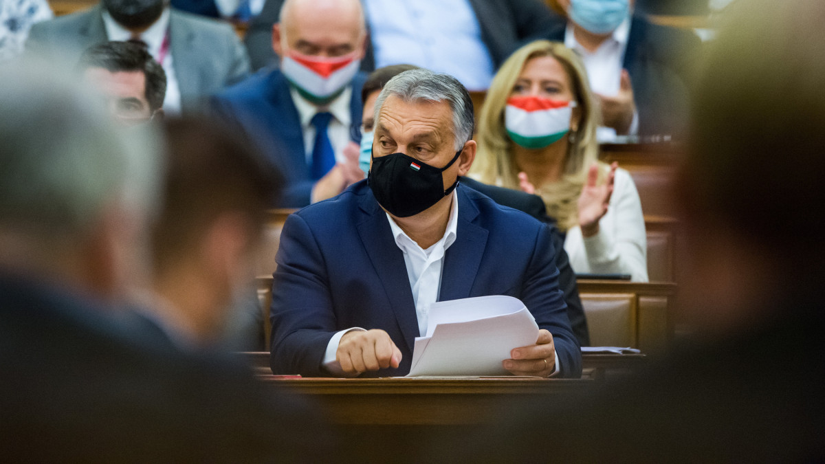 Orbán Viktor miniszterelnök az Országgyűlés rendkívüli ülésén 2020. november 10-én. A képviselők egyhangúlag - 178 igen szavazattal, nem szavazat és tartózkodás nélkül - hozzájárultak ahhoz, hogy házszabálytól eltéréssel tárgyalja az Országgyűlés a koronavírus-járvány második hulláma elleni védekezésről szóló kormányzati előterjesztést.