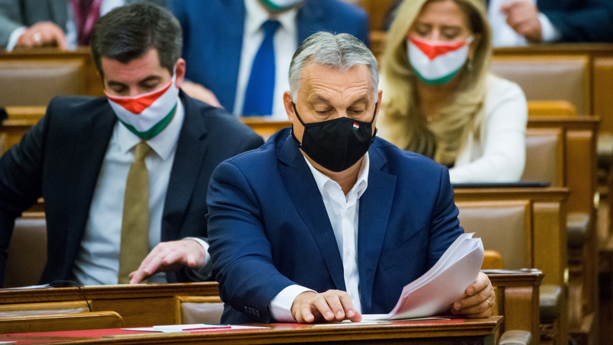 Orbán Viktor miniszterelnök szavaz az Országgyűlés rendkívüli ülésén 2020. november 10-én. A képviselők egyhangúlag - 178 igen szavazattal, nem szavazat és tartózkodás nélkül - hozzájárultak ahhoz, hogy házszabálytól eltéréssel tárgyalja az Országgyűlés a koronavírus-járvány második hulláma elleni védekezésről szóló kormányzati előterjesztést.