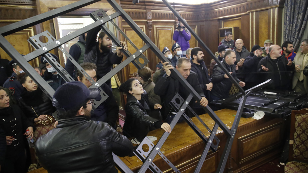Az örmény parlament jereváni épületébe behatolt tüntetők berendezési tárgyakat rongálnak meg az ülésteremben 2020. november 10-én. A tüntetők az ellen tiltakoznak, hogy Nikol Pasinján örmény miniszterelnök Ilham Aliyev azerbajdzsáni elnökkel és Vlagyimir Putyin orosz államfővel megállapodást írt alá a hegyi-karabahi fegyveres konfliktus lezárásáról. Azerbajdzsán és Örményország között régóta fennálló területi vita miatt tört ki ismét fegyveres konfliktus 2020. szeptember 27-én. A túlnyomórészt örmények lakta Hegyi-Karabah 1996-ban kikiáltotta függetlenségét, de ezt egyetlen ország, még Örményország sem ismerte el. Azerbajdzsán továbbra is saját területének tekinti a hegyi-karabahi enklávét.
