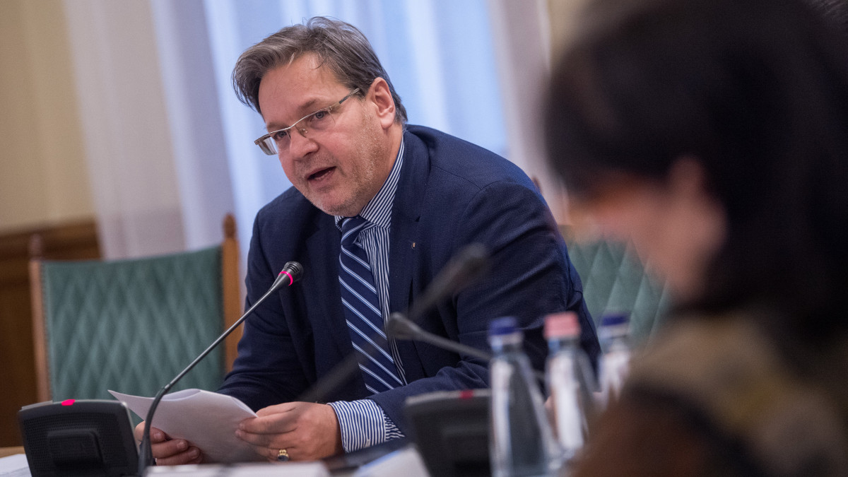 Vejkey Imre, a testület kereszténydemokrata elnöke az Országos Bírósági Hivatal (OBH) elnöki posztjára jelölt Senyei György Barna meghallgatásán az Országgyűlés igazságügyi bizottságának ülésén az Országházban 2019. december 6-án.