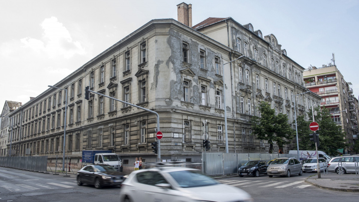 A bontásra váró volt Radetzky-laktanya, a Magyar Demokrata Fórum (MDF) egykori pártszékháza Budapesten 2016. május 26-án. A Bem József tér és Bem József utca sarkán álló épület homlokzata részletének megőrzésével a HB Reavis nemzetközi ingatlanfejlesztő vállalat Bem Palace néven 32000 négyzetméter alapterületű, hétszintes irodaházat épít a XIX. századi műemlék helyén.