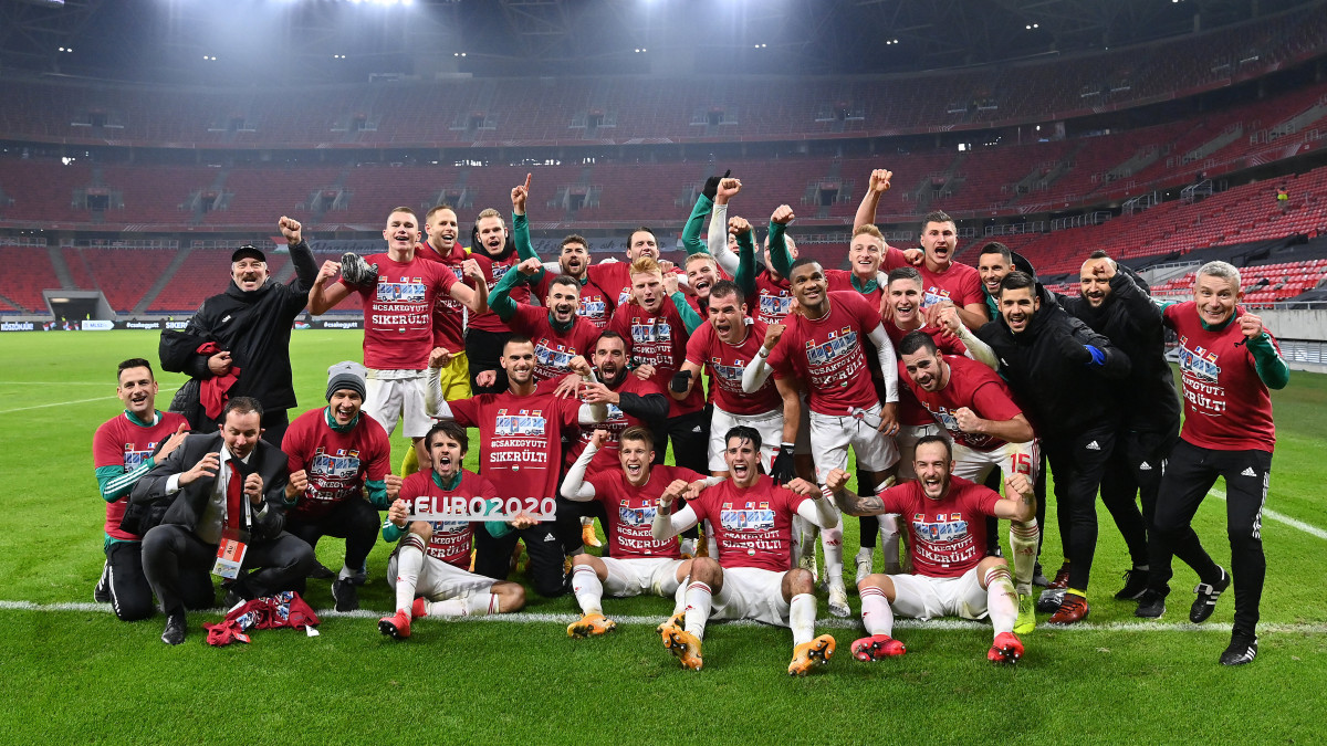 A magyar válogatott játékosai ünneplik győzelmüket a Magyarország - Izland labdarúgó Európa-bajnoki pótselejtező mérkőzés végén a Puskás Arénában 2020. november 12-én. A csapat 2-1-re győzött, ezzel története során negyedszer kijutott az Európa-bajnokságra.