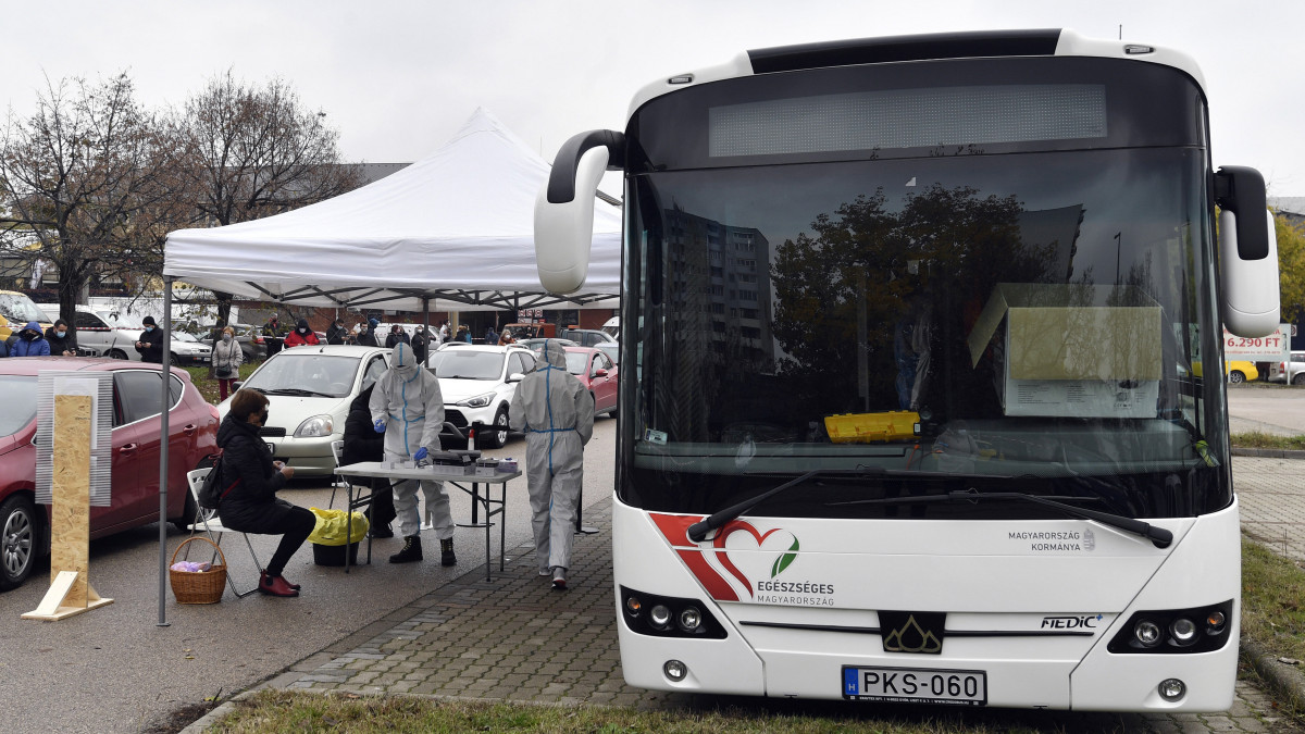 A csepeli piac parkolójában az első Covid-szűrőbusz 2020. november 13-án. Rétvári Bence, az Emberi Erőforrások Minisztériumának parlamenti államtitkára bejelentette, hogy mostantól szűrőbuszok is közreműködnek a koronavírus-gyanús esetek tesztelésében.