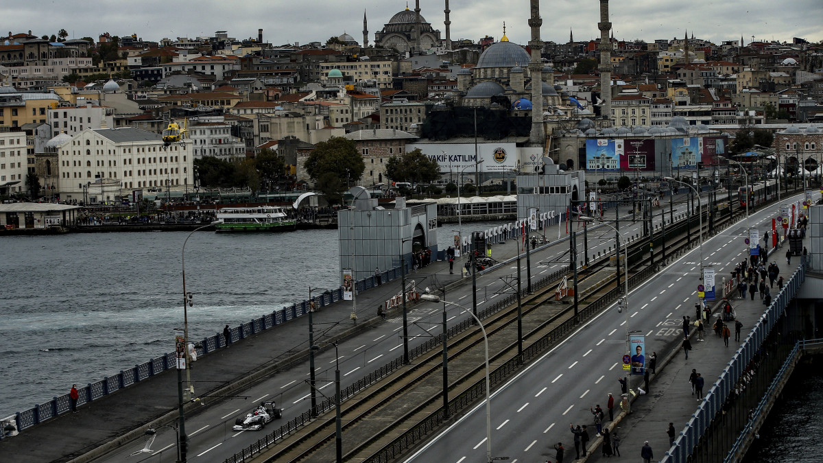 Pierre Gasly, az AlphaTauri francia versenyzője a Forma-1-es autós gyorsasági világbajnokság Török Nagydíját népszerűsítő eseményen Isztambulban 2020. november 10-én. A futamot november 15-én rendezik az Isztambul Park versenypályán.