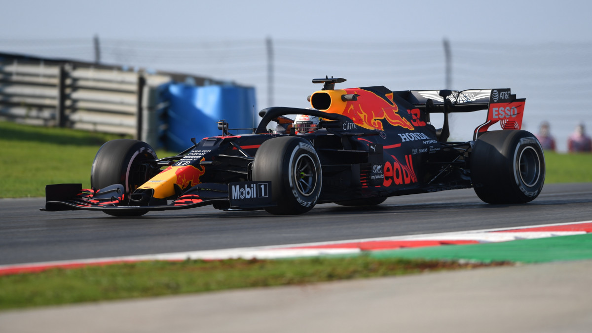 Max Verstappen, a Red Bull holland versenyzője a Forma-1-es autós gyorsasági világbajnokság Török Nagydíjának első szabadedzésén az Isztambul Park versenypályán 2020. november 13-án. A futamot november 15-én rendezik.