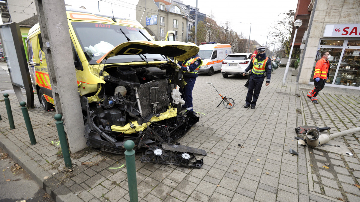 Összeroncsolódott mentőautó a III. kerületi Bécsi út és Kiscelli út kereszteződésénél 2020. november 14-én. A mentő összeütközött egy személyautóval, az autó sofőrje és egy gyalogos megsérült.