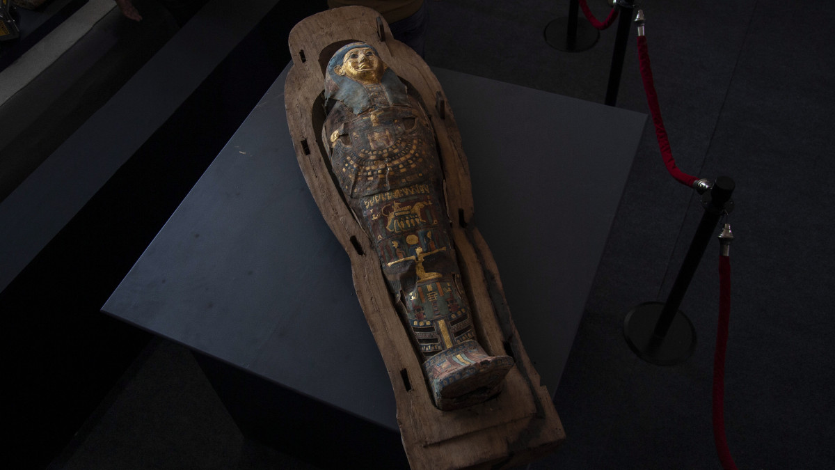 Több mint 2500 éves szarkofág az egyiptomi Szakkarában 2020. november 14-én. A régészek legalább száz ókori koporsót, többekben múmiával, valamint körülbelül negyven aranyozott szobrot találtak a Kairótól délre, Gíza tartományban fekvő Szakkara nekropoliszában.