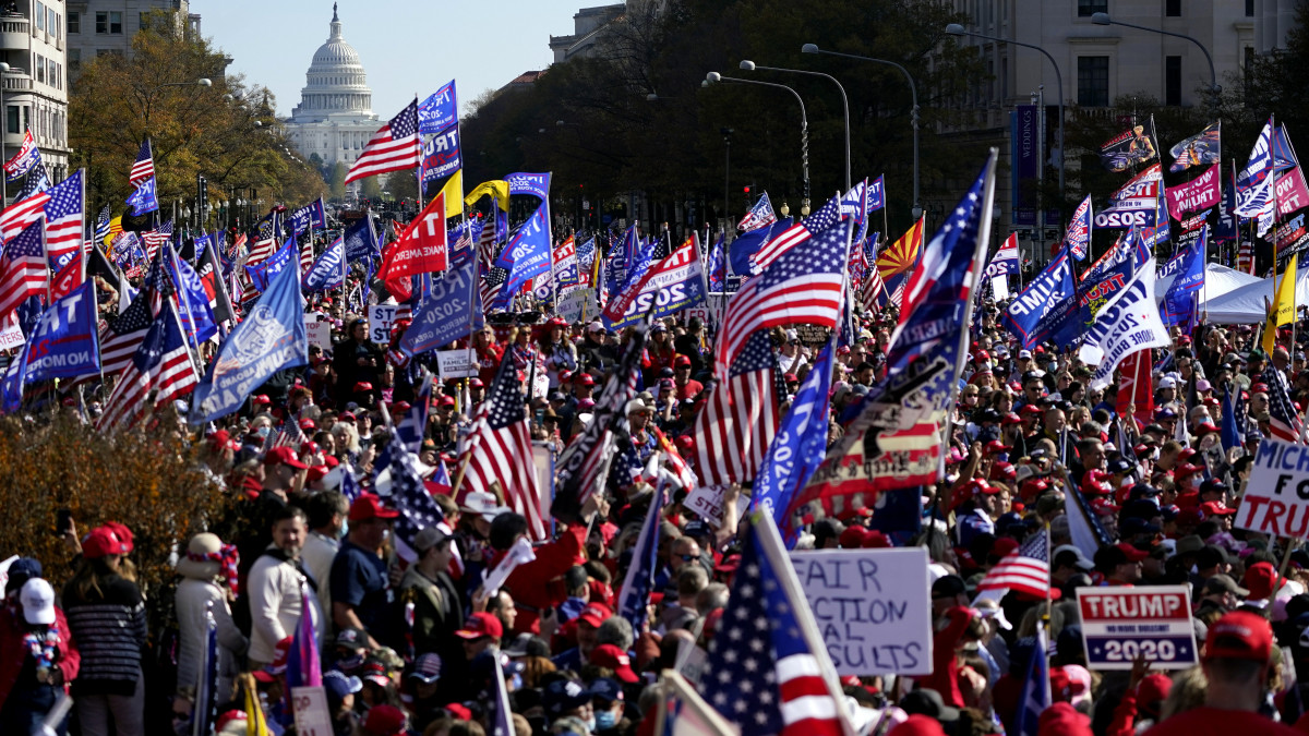 Donald Trump amerikai elnök támogatói tüntetnek a washingtoni Szabadság téren 2020. november 14-én. Trump nem ismeri el Joe Biden demokrata elnökjelölt győzelmét a november 3-i amerikai elnökválasztáson, és választási csalásra hivatkozva több helyen is bírósághoz fordult.