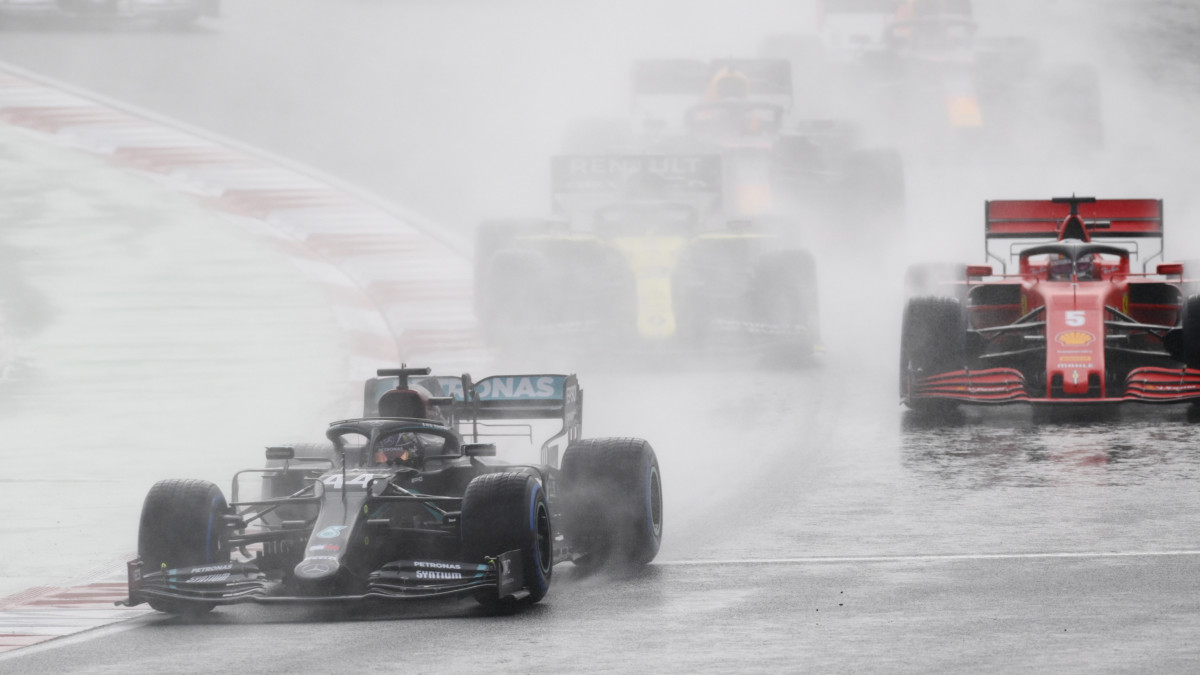 Lewis Hamilton, a Mercedes brit címvédője (b) a Forma-1-es autós gyorsasági világbajnokság Török Nagydíján az isztambuli Isztambul Park versenypályán 2020. november 15-én.
