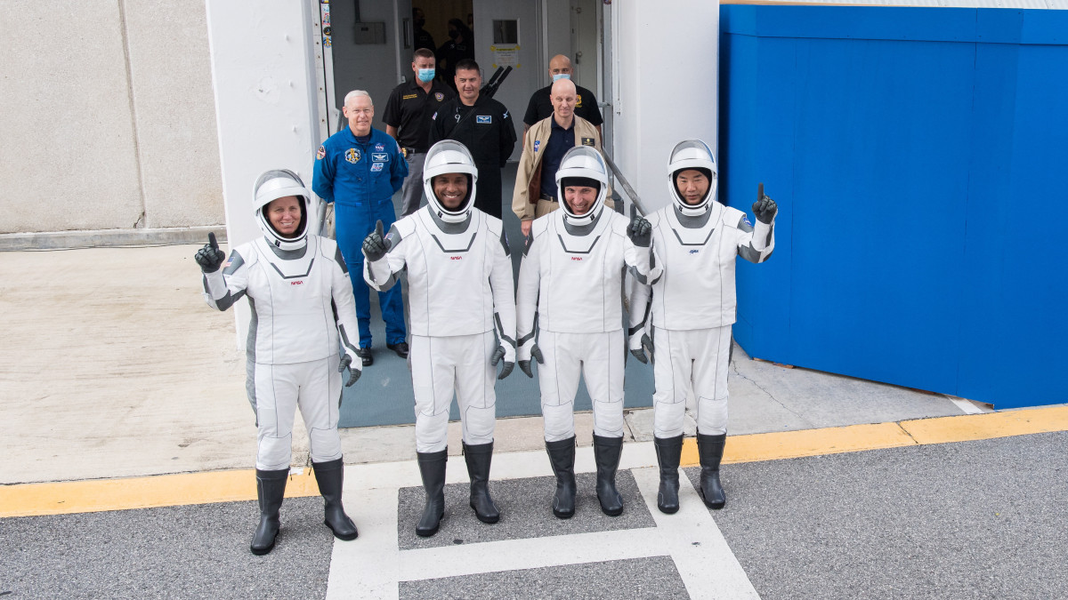 A NASA által közreadott képen a Crew-1 küldetés tagjai balról jobbra: az amerikai Shannon Walker, Victor Glover, Michael Hopkins és a japán Nogucsi Szoicsi a Cape Canaveral-i Kennedy Űrközpontban 2020. november 12-én. Az űrhajósok a tervek szerint november 14-én indulnak útnak a SpaceX amerikai űrkutatási magánvállalat Crew Dragon űrhajójával a Föld körül keringő Nemzetközi Űrállomásra.