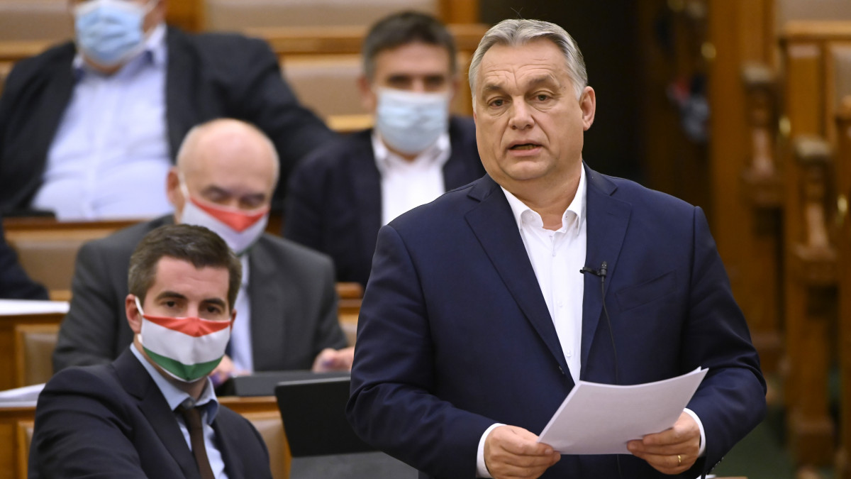 Orbán Viktor miniszterelnök azonnali kérdésre válaszol az Országgyűlés plenáris ülésén 2020. november 16-án.