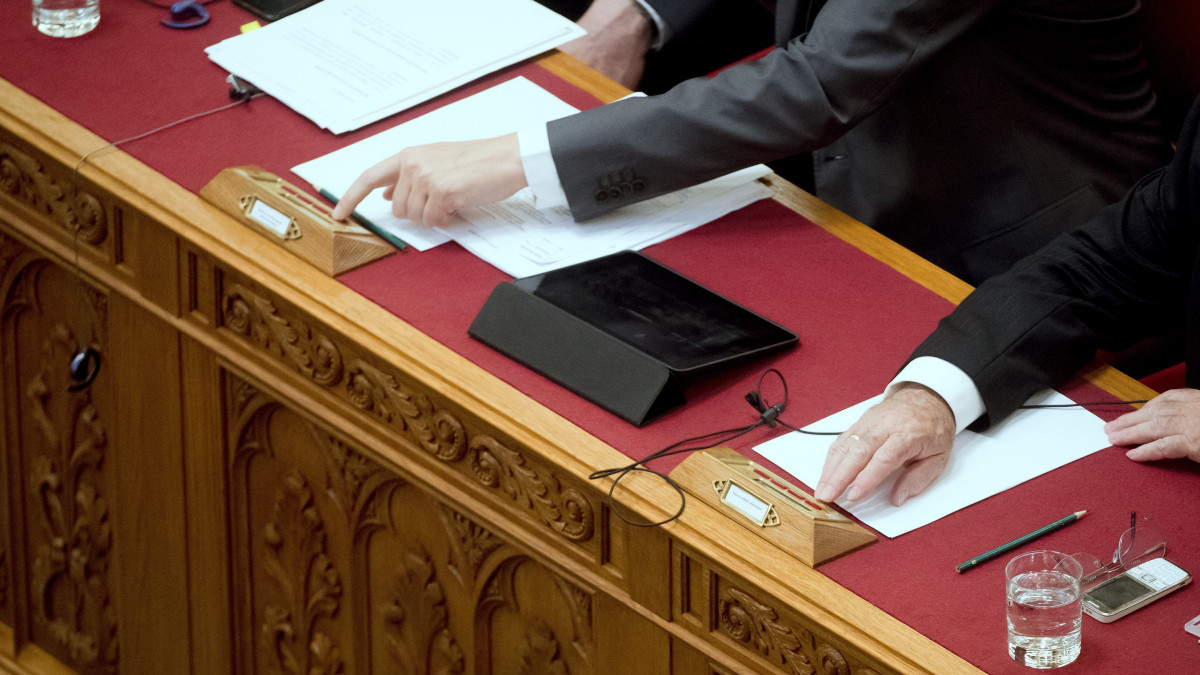 Szavaznak a képviselők az alaptörvény hetedik módosításáról az Országgyűlés plenáris ülésén 2018. június 20-án. A törvényhozás 159 igen, 5 nem szavazattal fogadta el a módosítást a kormány kezdeményezésére, amely szerint az állam alapvető kötelessége az ország alkotmányos önazonosságának és keresztény kultúrájának védelme, és Magyarországra idegen népesség nem telepíthető be.
