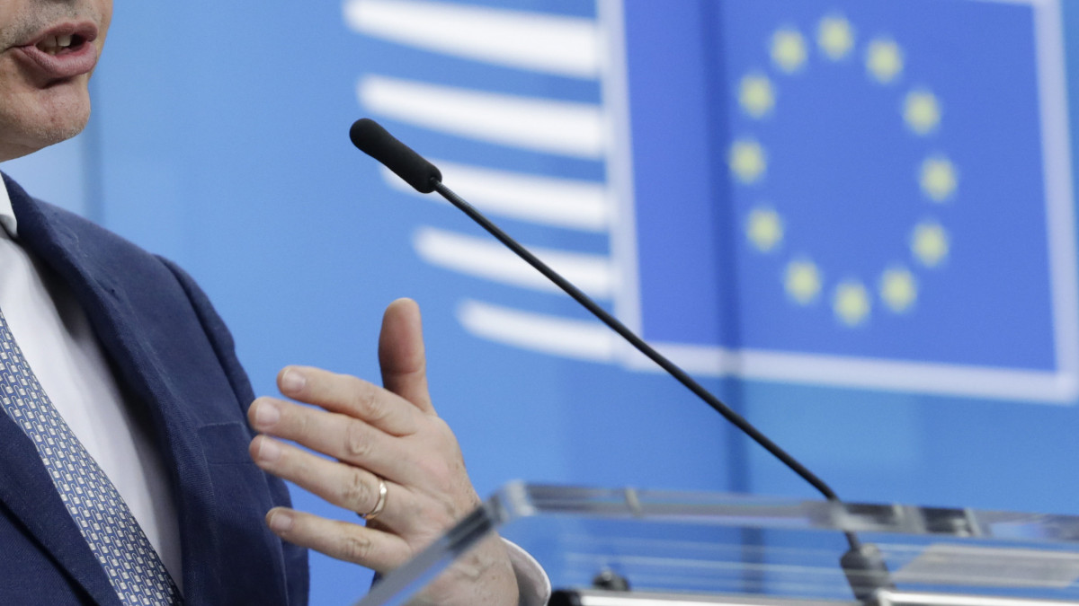 Didier Reynders, az Európai Bizottság igazságügyi biztosa sajtótájékoztatót tart az EU-tagországok általános uniós ügyekkel foglalkozó minisztereinek videokapcsolaton keresztül rendezett tanácskozása után Brüsszelben 2020. november 17-én.