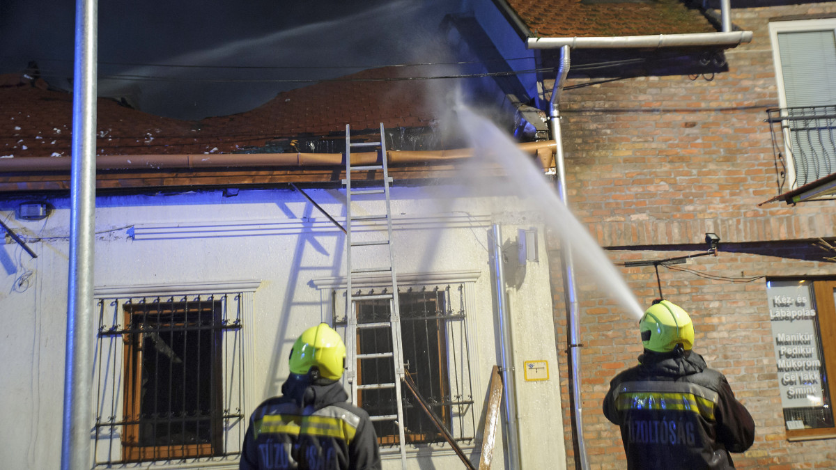 Egy étterem kiégett épülete Budapest III. kerületében a Szentendrei úton 2020. november 17-én. Az étteremmel egybeépült családi házban keletkezett a tűz, egy emberhez füstmérgezés gyanúja miatt mentőt hívtak.