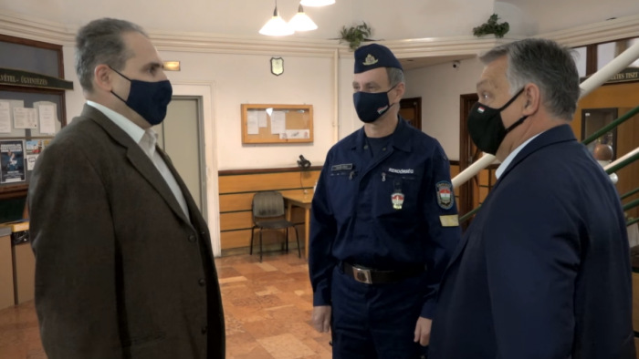 Orbán Viktor meglepte a belvárosi rendőröket – videó