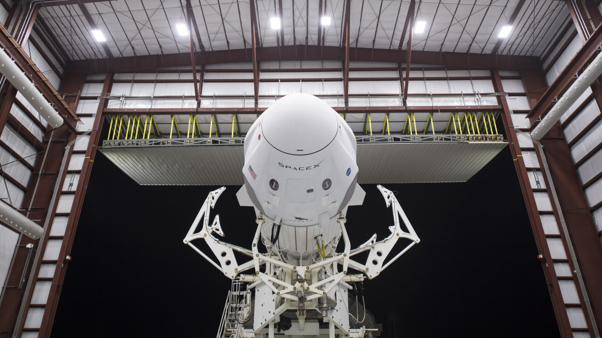 A NASA által közreadott képen a SpaceX amerikai űrkutatási magánvállalat Crew Dragon személyszállító űrhajója és egy Falcon 9-es hordozórakéta elindul a Cape Canaveral-i Kennedy Űrközpont kilövőállásához 2020. november 9-én. Az űrhajó fedélzetén a tervek szerint három amerikai és egy japán űrhajós indul útnak a Föld körül keringő Nemzetközi Űrállomásra november 14-én.