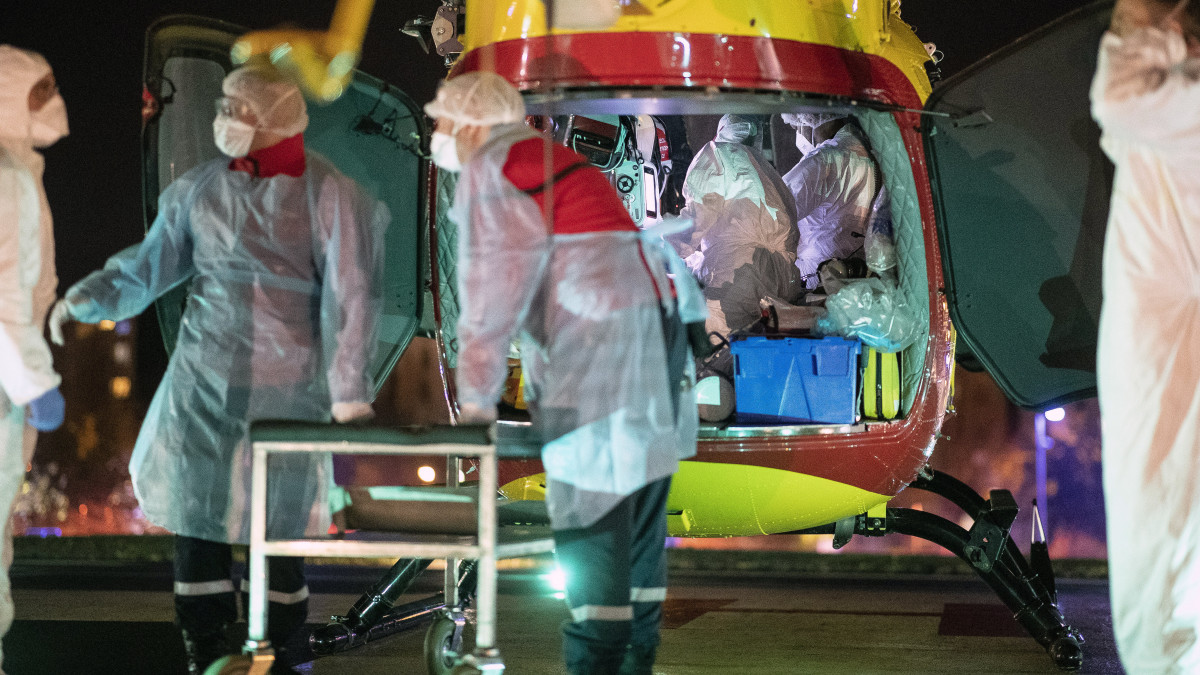 Mentőhelikopterrel szállított koronavírus-fertőzöttet tesznek hordágyra a strasbourgi Hautepierre kórház előtt 2020. november12-én. A beteget a Métropole de Lyon területi önkormányzat egyik kórházából hozták, ahol már nem volt több szabad betegágy a koronavírusos betegek számára.