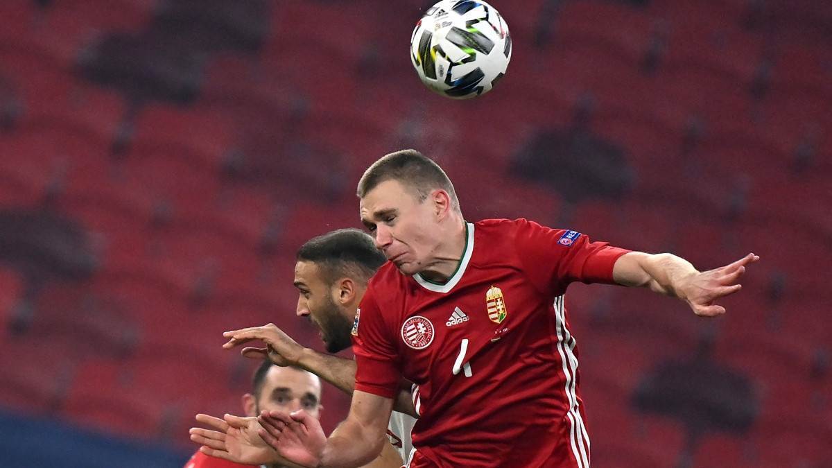 Szalai Attila (j, elöl) és a török Cenk Tosun (k) a labdarúgó Nemzetek Ligája B divíziójában játszott Magyarország - Törökország mérkőzésen a Puskás Arénában 2020. november 18-án.