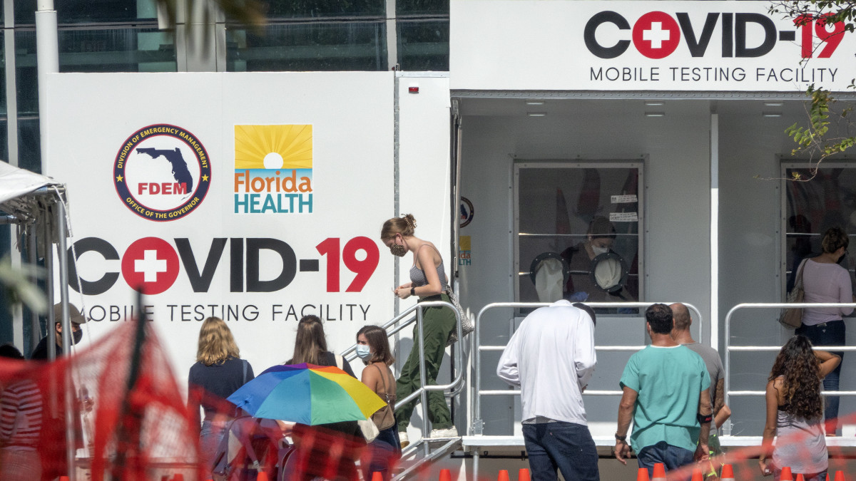 Koronavírus gyorsvizsgálatra várnak emberek a floridai Miami Beachben 2020. november 13-án.