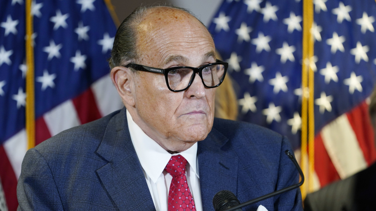 Rudy Giuliani, volt New York-i polgármester, Donald Trump amerikai elnök jogászcsapatának vezetője sajtótájékoztatót tart Washingtonban 2020. november 19-én. Trump továbbra sem ismeri el ellenfele, Joe Biden győzelmét, csapata számos jogi panasszal élt a november 3-i elnökválasztás lebonyolítását és tisztaságát illetően.