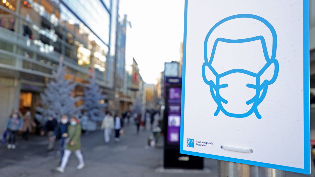 A kötelező maszkviselésre figyelmeztető tábla Düsseldorfban 2020. november 10-én, a koronavírus-járvány idején.
