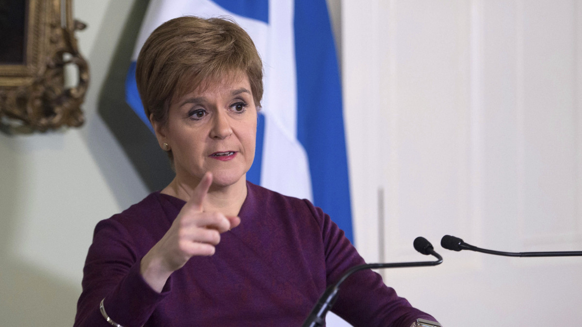 Nicola Sturgeon skót miniszterelnök, a függetlenségre törekvő Skót Nemzeti Párt, az SNP vezetője nyilatkozatot tesz edinburghi hivatalában 2019. december 19-én. Sturgeon hivatalosan felszólította a brit kormányt annak lehetővé tételére, hogy a skót parlament dönthessen az újabb függetlenségi népszavazás kiírásáról.