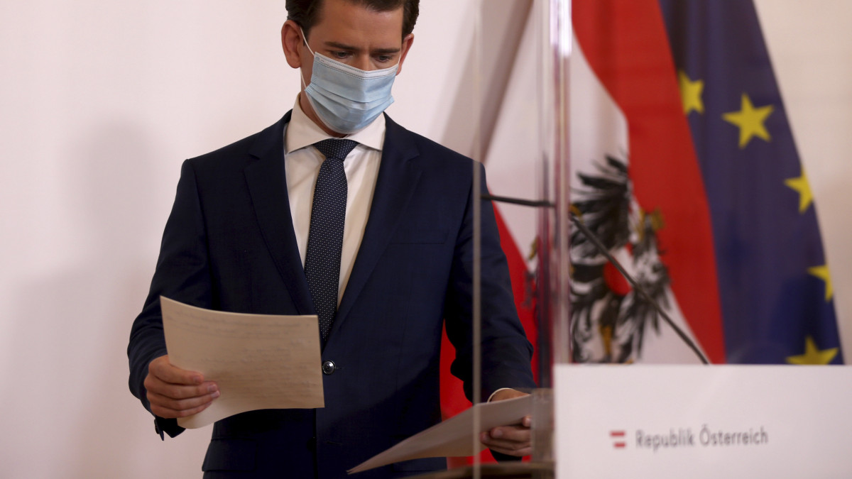 Sebastian Kurz osztrák kancellár sajtótájékoztatót tart Bécsben 2020. október 31-én. Az osztrák kormány további korlátozó intézkedéseket vezet be a koronavírusos fertőzöttek számának növekedése miatt.