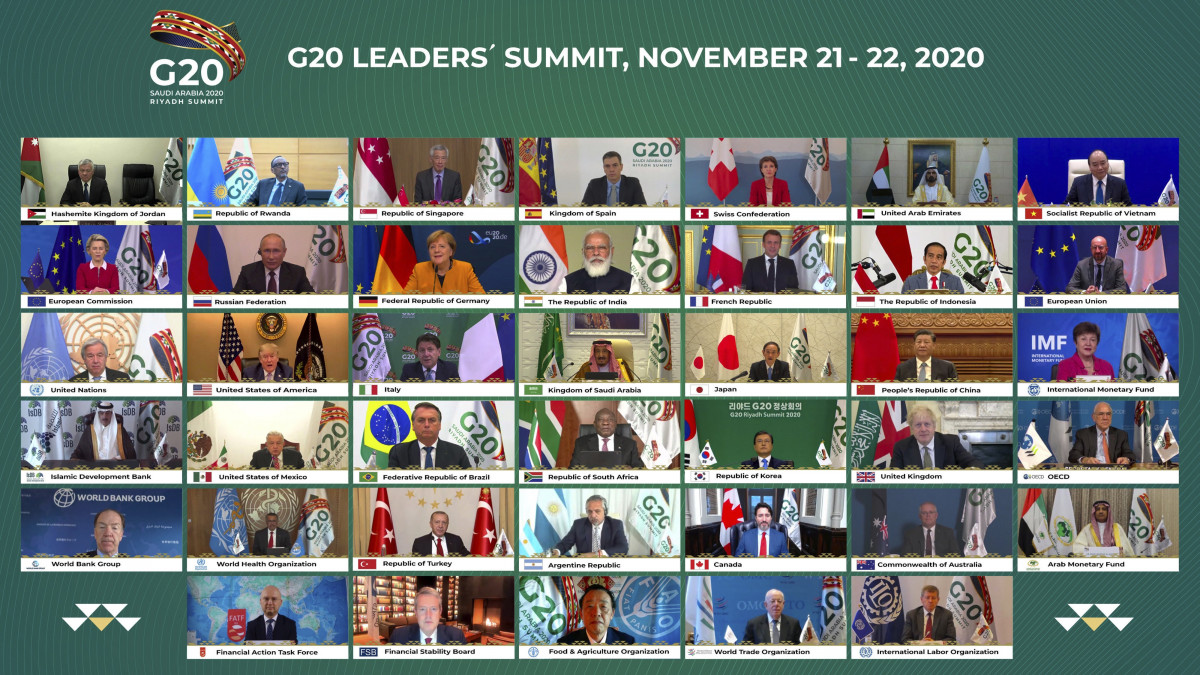 A rijádi G20-csúcstalálkozó által közreadott képen Szalmán bin Abdel-Azíz szaúd-arábiai királyról (k) és a világ 19 legfejlettebb gazdaságú országát, valamint az Európai Uniót tömörítő G20-csoport állam- és kormányfőiről (a kijelzőn) a kétnapos, virtuális csúcstalálkozó első napján Rijádban 2020. november 21-én.