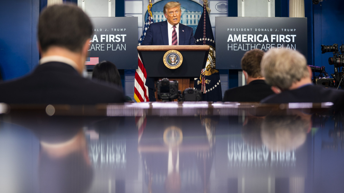 Donald Trump amerikai elnök Alacsonyabb vényköteles gyógyszerárakat minden amerikai számára címmel tart sajtótájékoztatót a washingtoni Fehér Házban 2020. november 20-án.