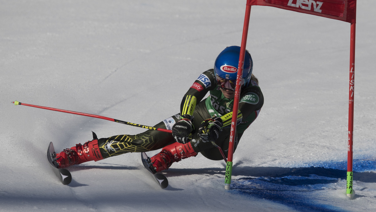 Az amerikai Mikaela Shiffrin nyeri az óriás-műlesiklást a női alpesi sízők versenysorozatának ausztriai állomásán, Linzben 2019. december 28-án. A 24 éves olimpiai bajnok pályafutása 63. világkupa-győzelmét aratta.