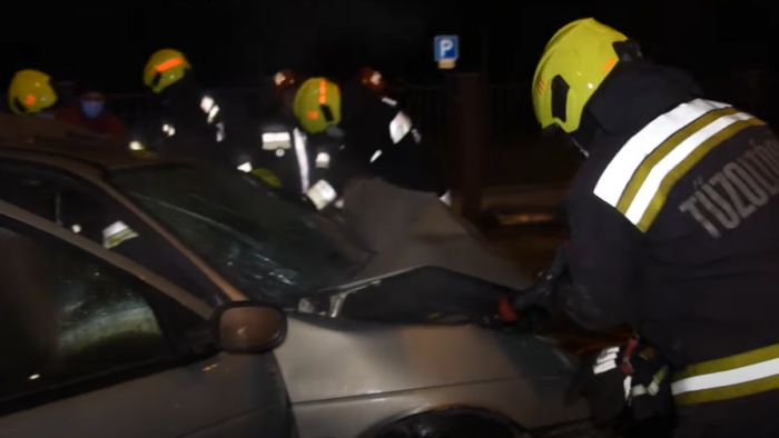 Tűzoltók vágták ki a roncsból éjjel a Szentendrei úton – videó