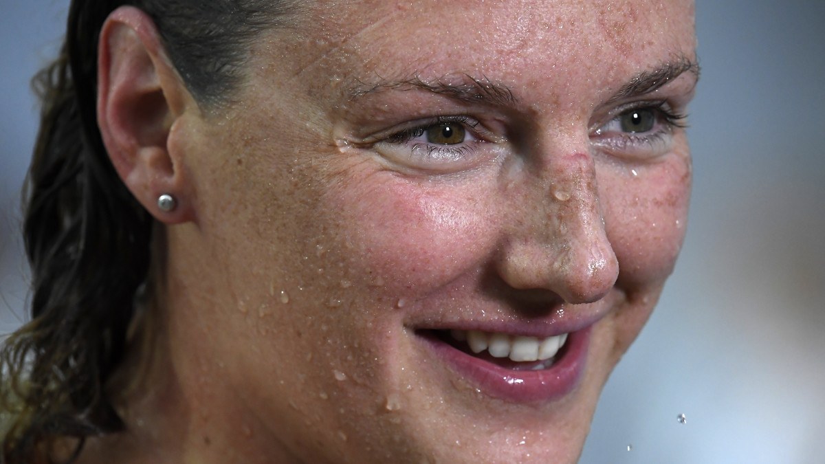 A győztes Hosszú Katinka a női 200 méteres vegyesúszás döntője után a Négy Nemzet Úszóversenyen a margitszigeti Hajós Alfréd Nemzeti Sportuszodában 2020. július 26-án.