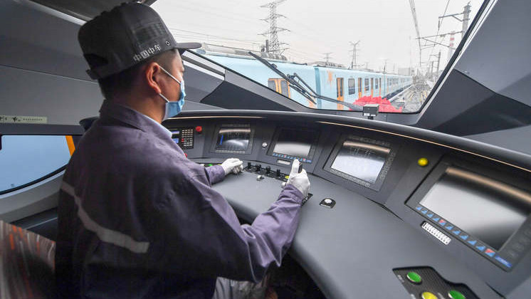 A CRRC mozdonyát tesztelik a kínai gyár tesztpályáján.Xinhua/Zhang Nan