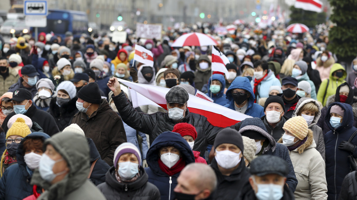 A koronavírus-járvány miatt védőmaszkot viselő nyugdíjasok az elnökválasztás eredménye ellen és a tüntetők elleni rendőri brutalitás miatt tiltakoznak Minszkben 2020. november 16-án. Az augusztus 9-i elnökválasztás tüntetéshullámot váltott ki Fehéroroszországban, mert a tiltakozók szerint Aljakszander Lukasenka fehérorosz elnök csalással győzött.