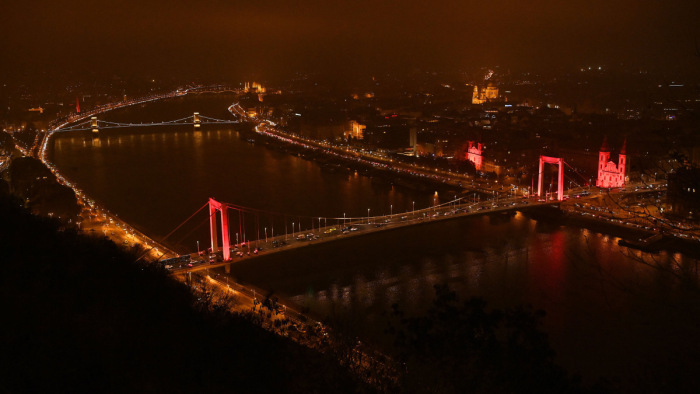 Ezért borult vörösbe szerda este több budapesti épület - fotók