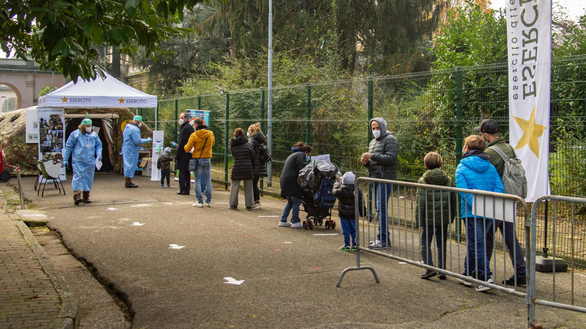 Várakozók a milánói katonai kórház kertjében, ahol a hadsereg megkezdi a gyermekek influenza elleni oltását 2020. november 20-án, a koronavírus-járvány alatt.