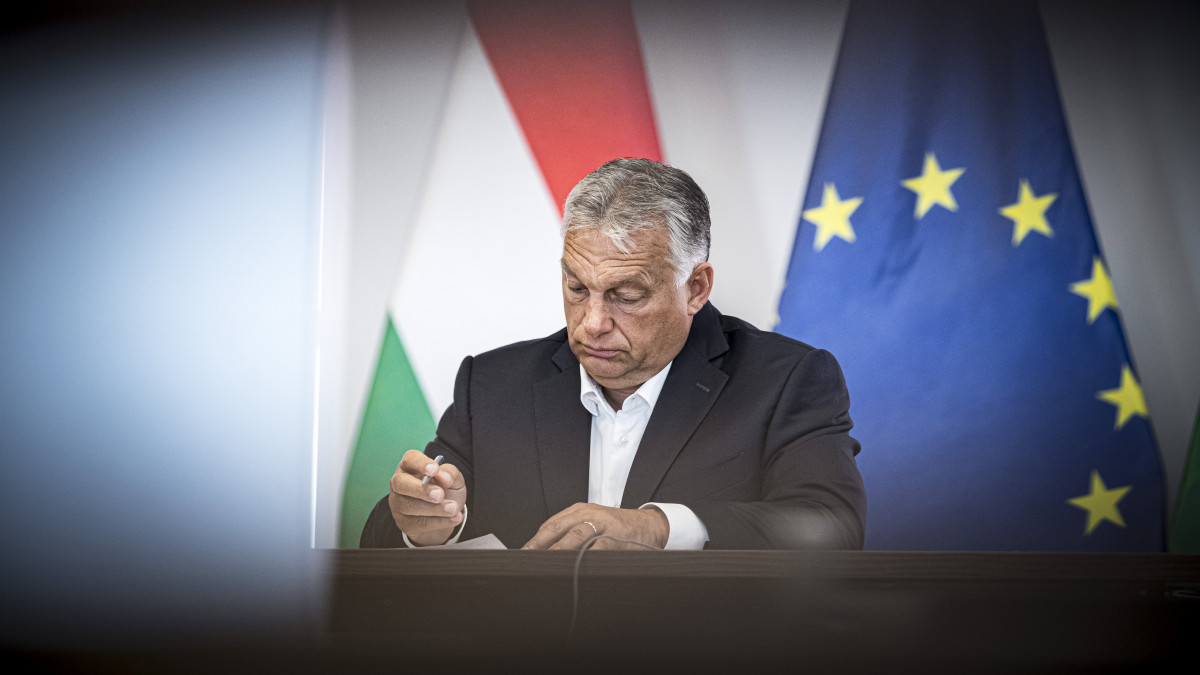 A Miniszterelnöki Sajtóiroda által közreadott képen Orbán Viktor kormányfő a visegrádi országok miniszterelnökeinek videokonferenciáján, amelyet a fehérorosz politikai válsággal foglalkozó rendkívüli online uniós csúcs előtt tartottak 2020. augusztus 19-én.